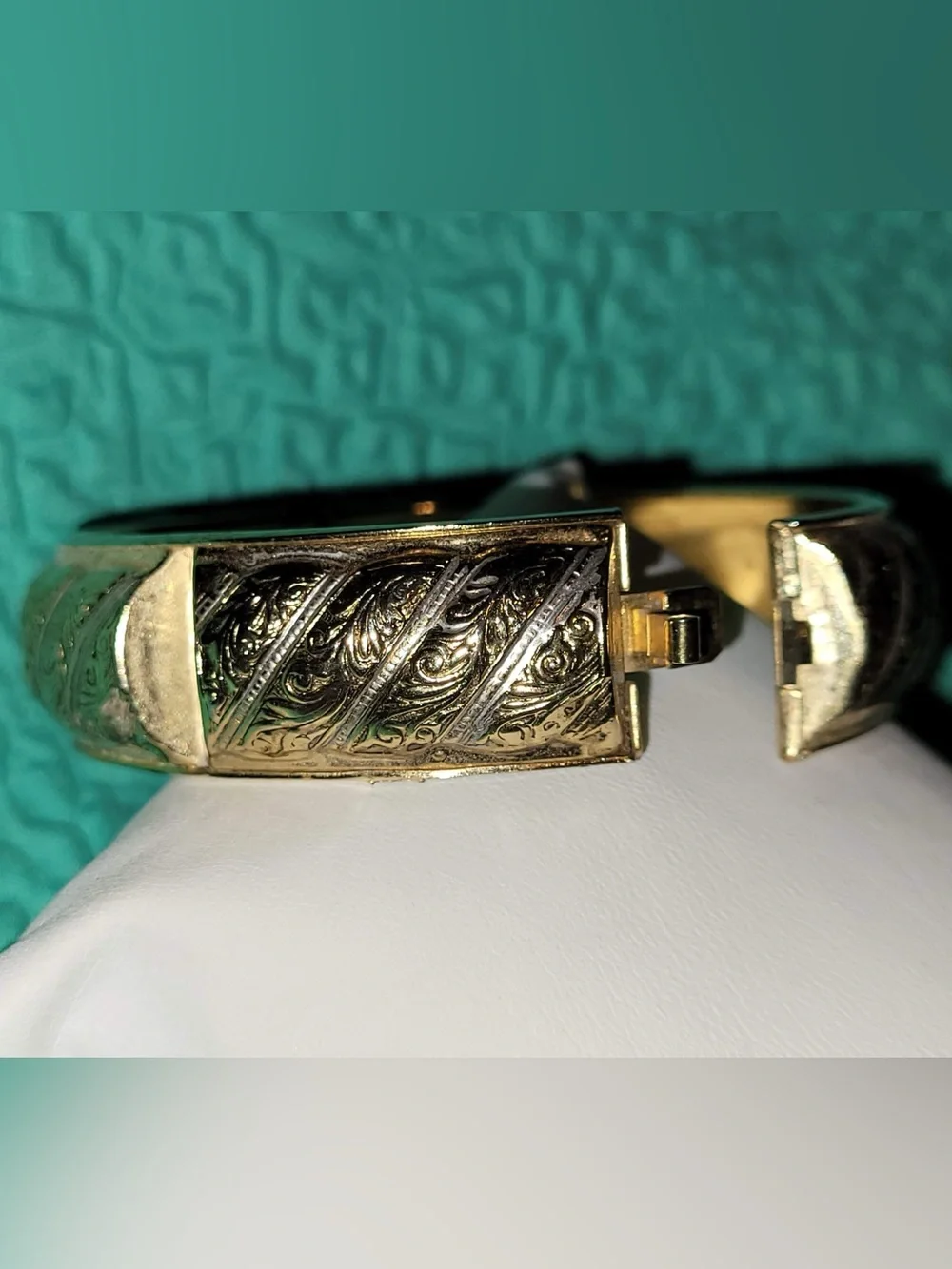 VINTAGE Gold-Tone Ornate Hinged Bangle Bracelet - Hidden Clasp EUC GORGEOUS!